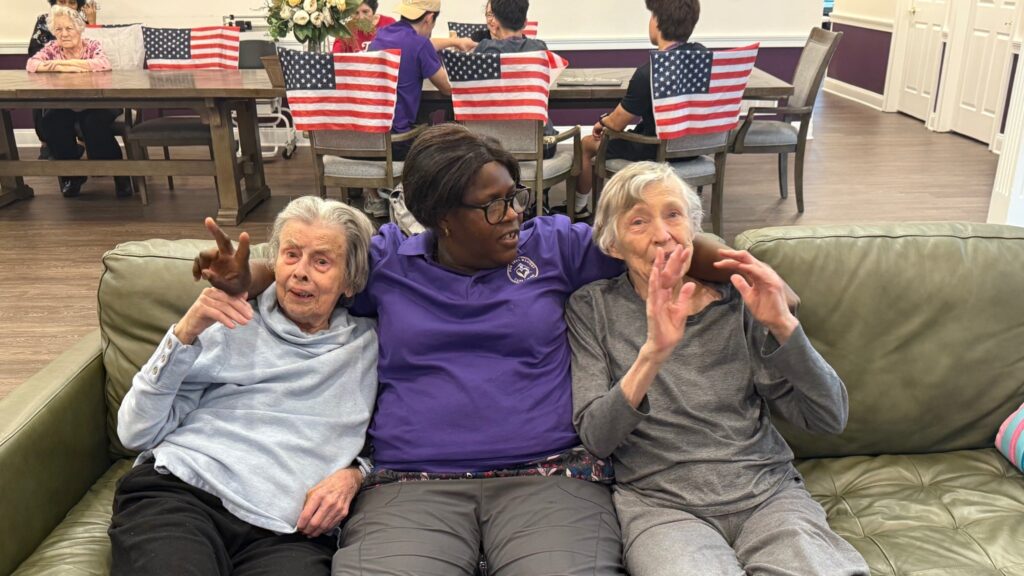 How Memory Care Teams Help Families Prepare for the First Week After Move-In
