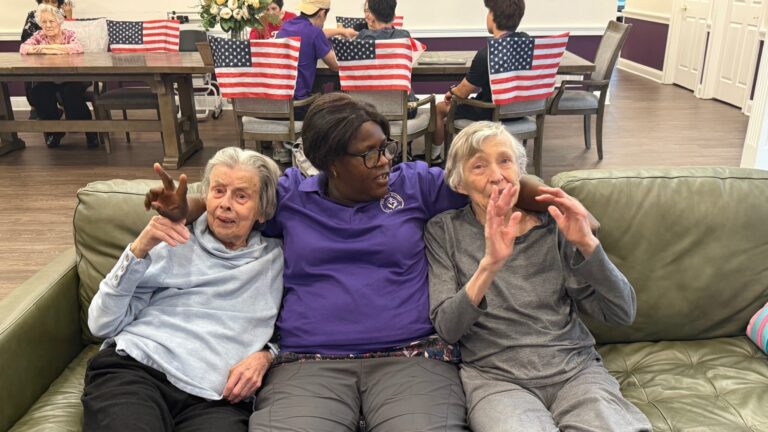How Memory Care Teams Help Families Prepare for the First Week After Move-In